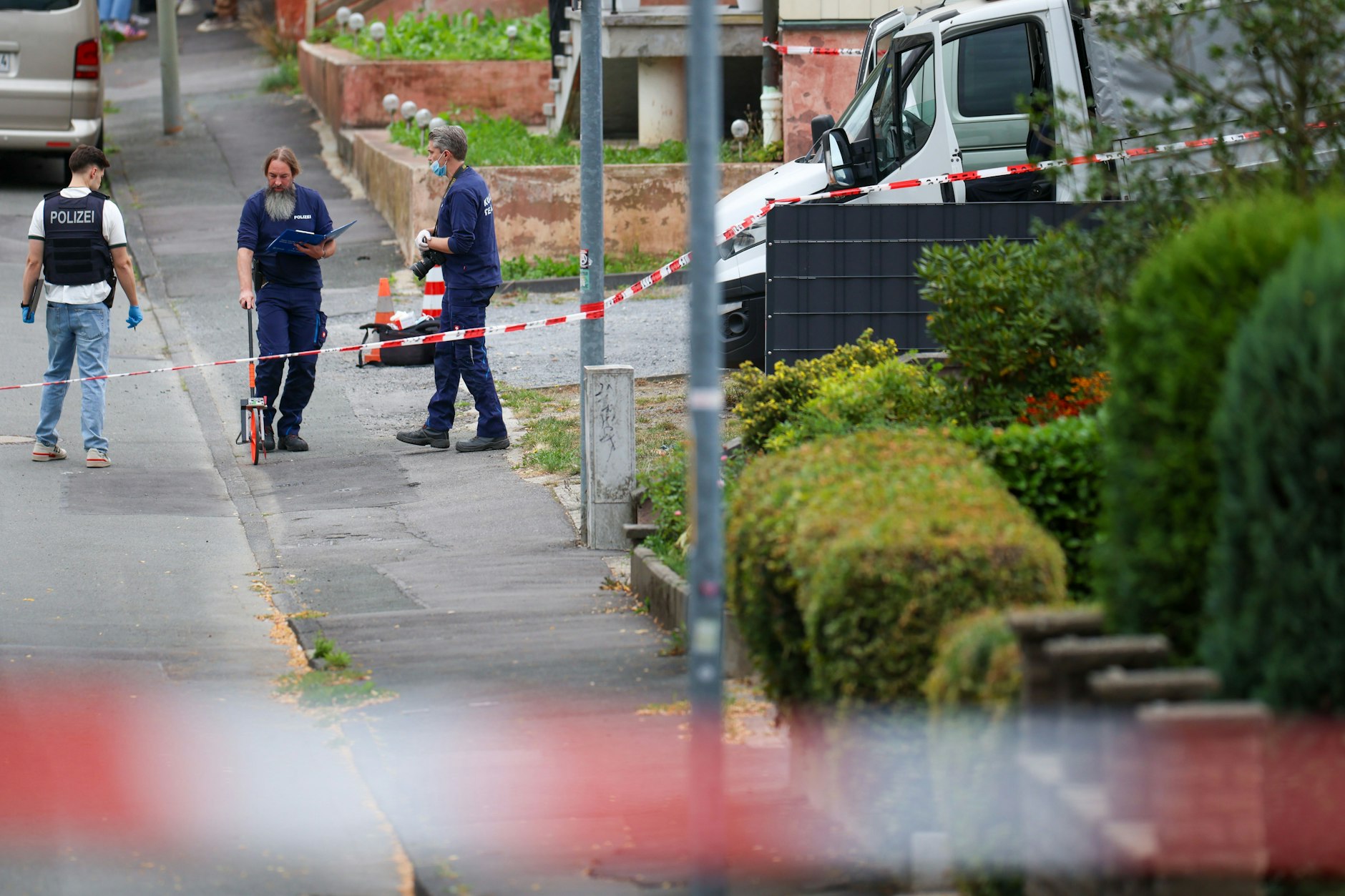 Der Tatort in Menden nach dem Schusswechsel. Kenan A. soll hier einen Handwerker erschossen haben, ein weiterer wurde schwer verletzt.