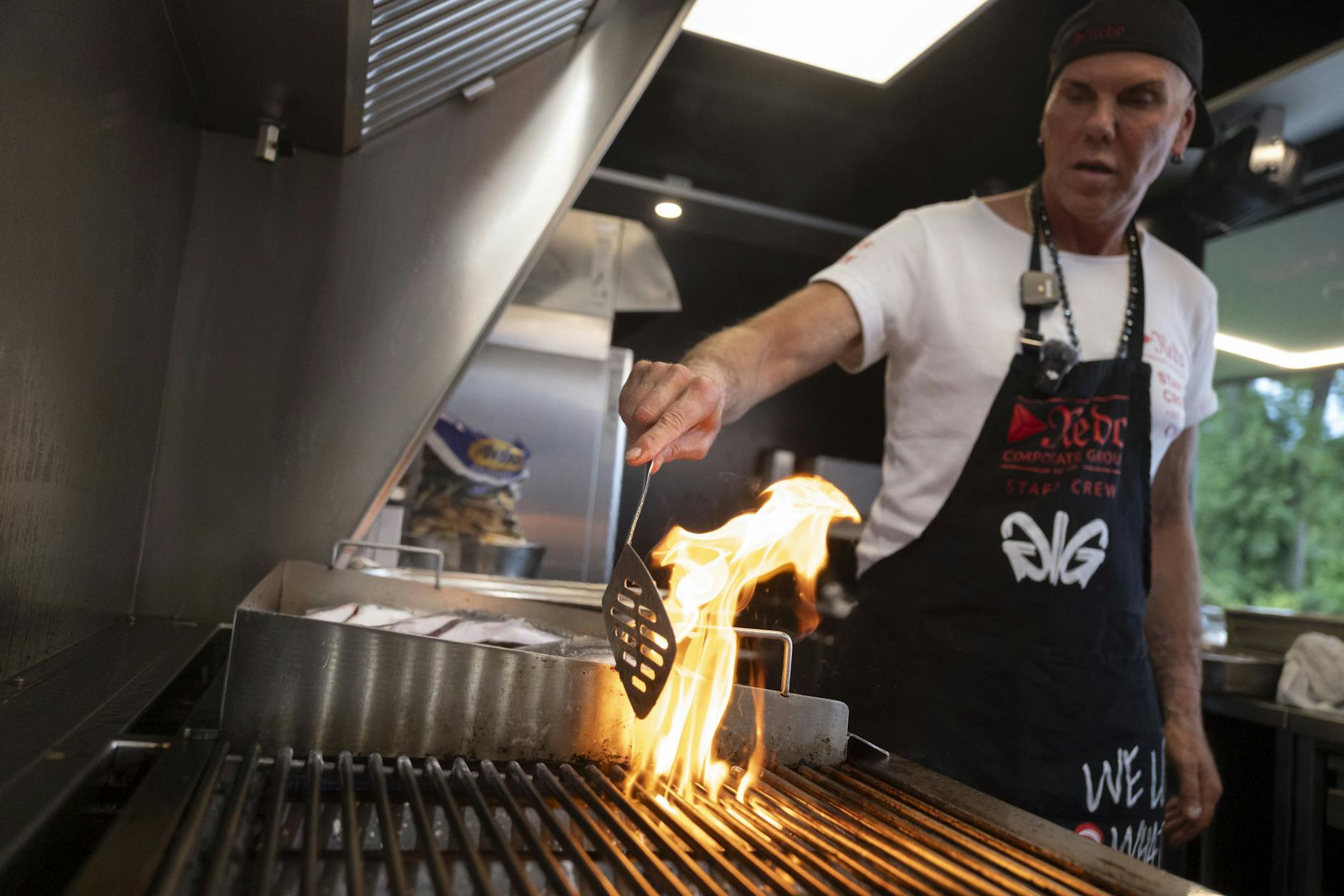 René Dost ist Gastronomie-Unternehmer und Social-Media-Persönlichkeit.