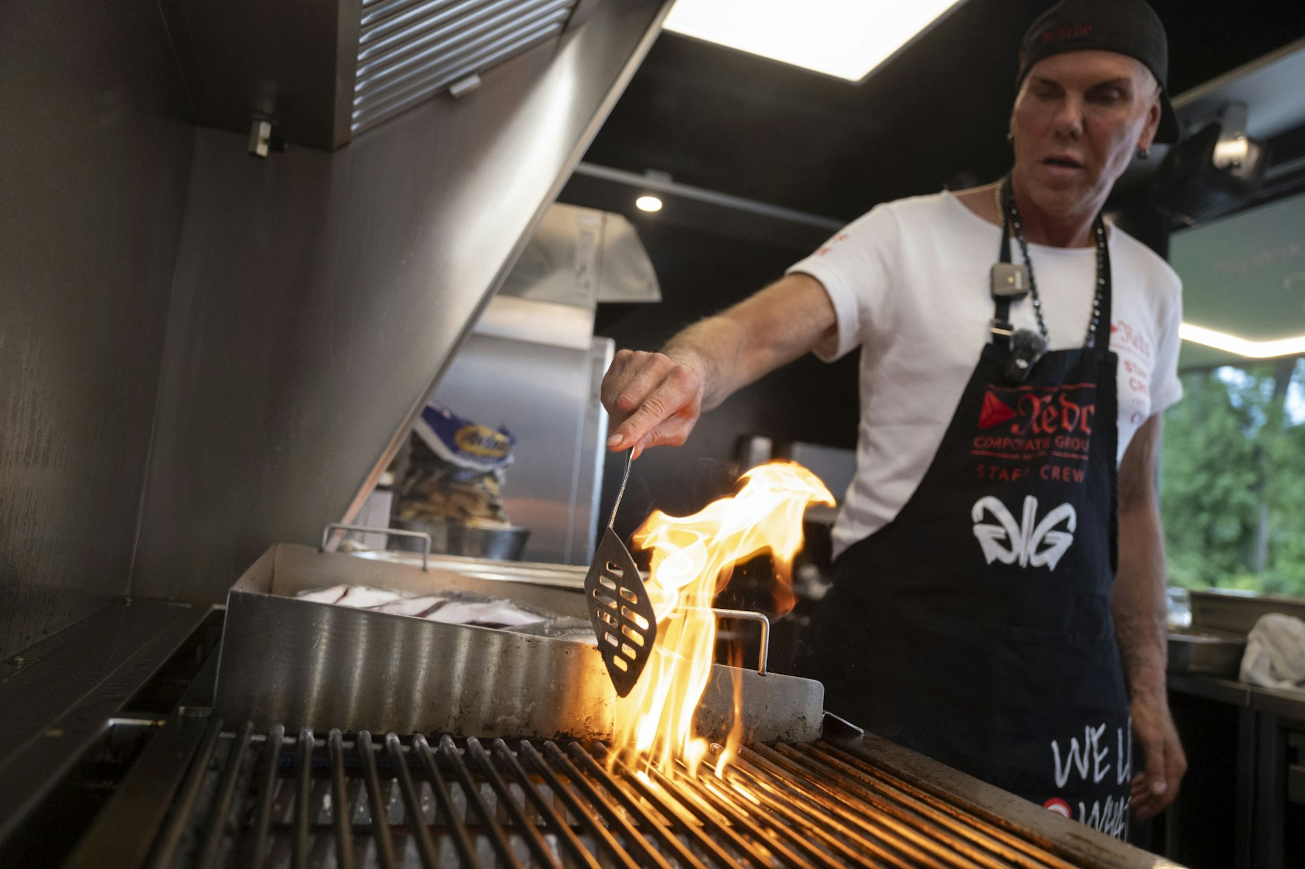 René Dost ist Gastronomie-Unternehmer und Social-Media-Persönlichkeit.