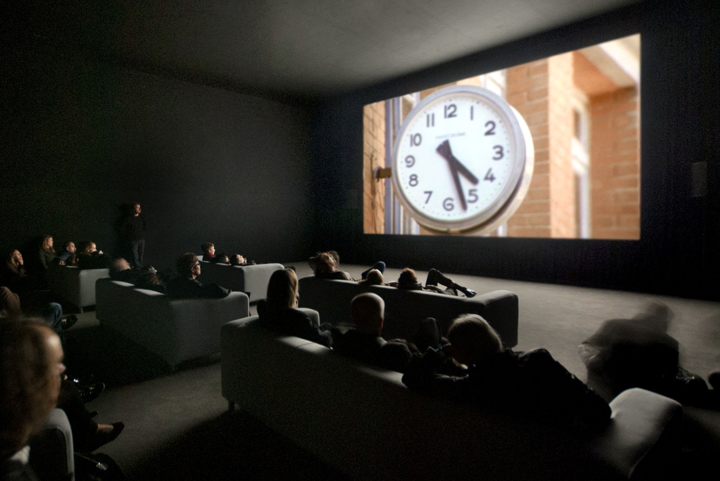 Image - Mies-van-der-Rohe-Tempel ist temporäres Kino für den Blockbuster „The Clock“
