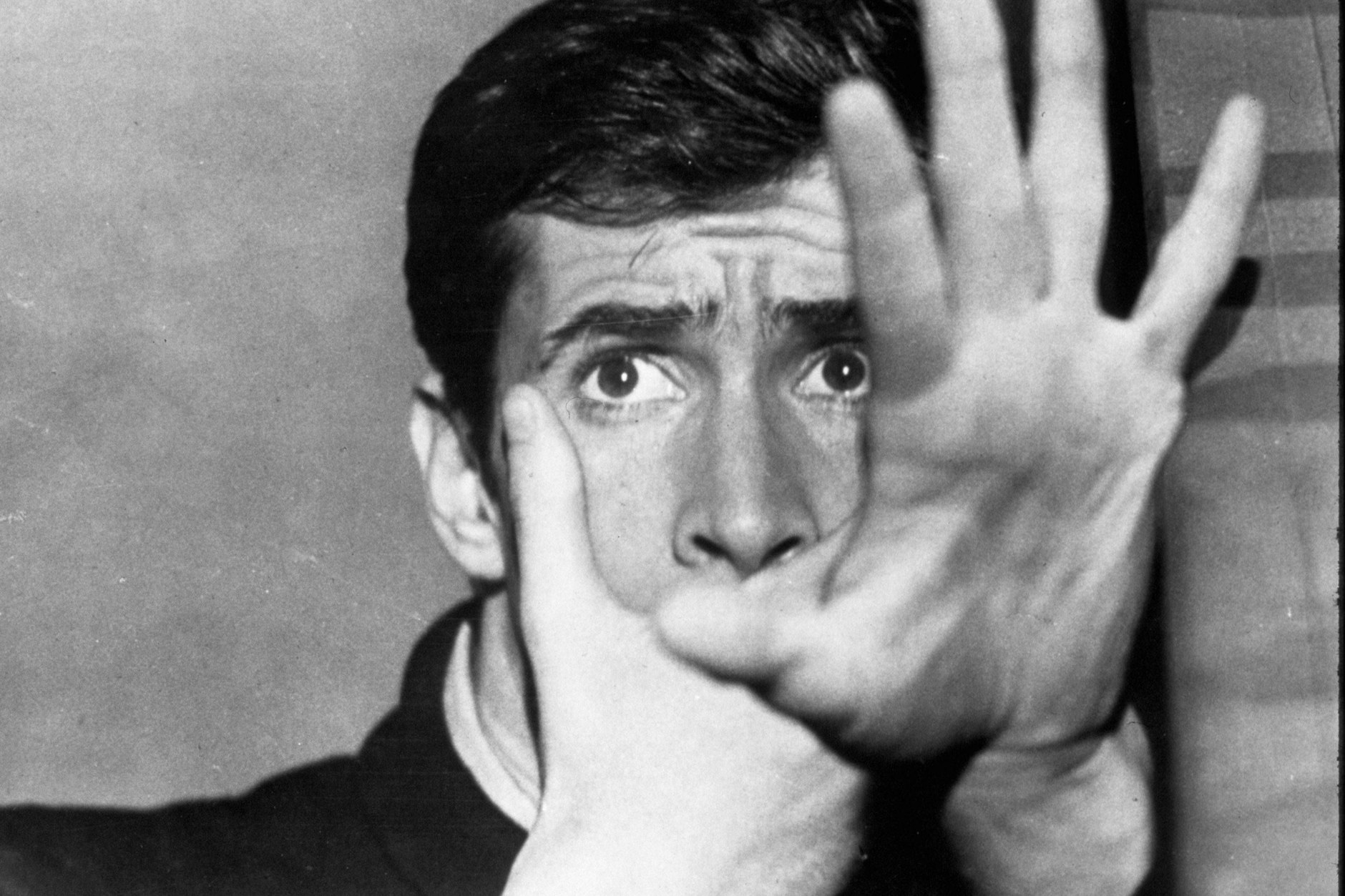 Der Fall erinnert an den Horrorfilm Psycho von Alfred Hitchcock: Norman Bates (Anthony Perkins) lebt hier mit der Leiche seiner Mutter, schlüpft in ihre Rolle.
