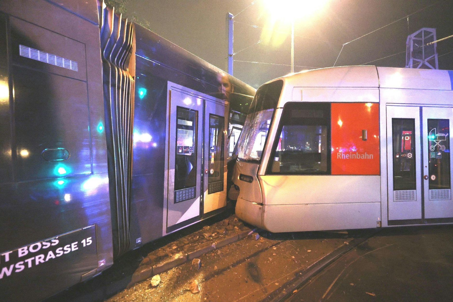 Bei einem Straßenbahnunfall sind in Düsseldorf am frühen Morgen laut Polizeiangaben 13 Personen verletzt worden. 