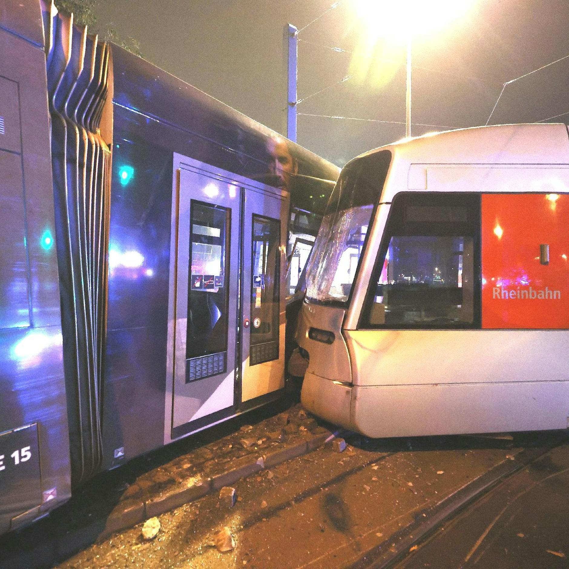 Straßenbahn in Düsseldorf entgleist! Übler Crash mit 13 Verletzten
