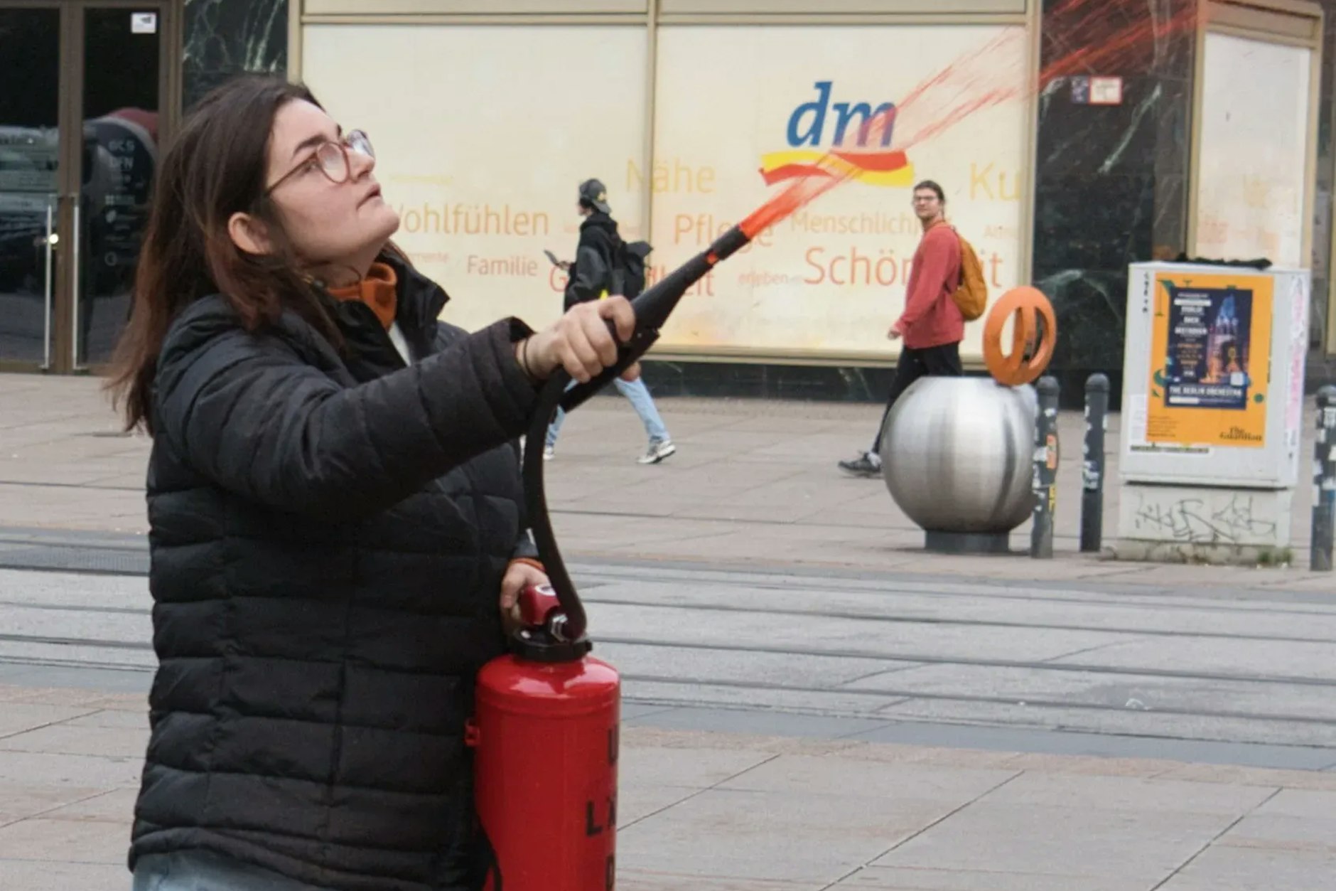 Klima-Lilli in Aktion: Mit einem umgebauten Feuerlöscher besprühte sie im Oktober 2023 die Weltzeituhr am Alexanderplatz mit Farbe.