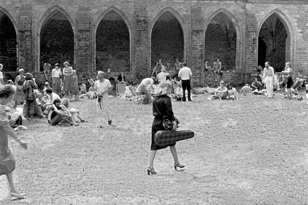 Menschen beim Sommerkonzert im Kloster Chorin, 1983