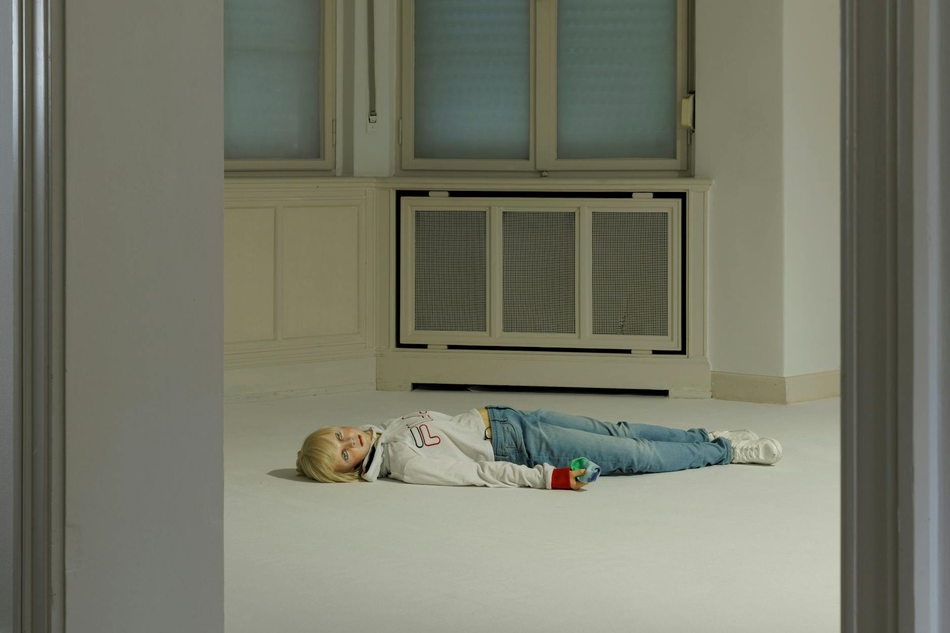 Installationsansicht Gisèle Vienne: „This Causes Consciousness to Fracture – A Puppet Play“, Haus am Waldsee, 2024