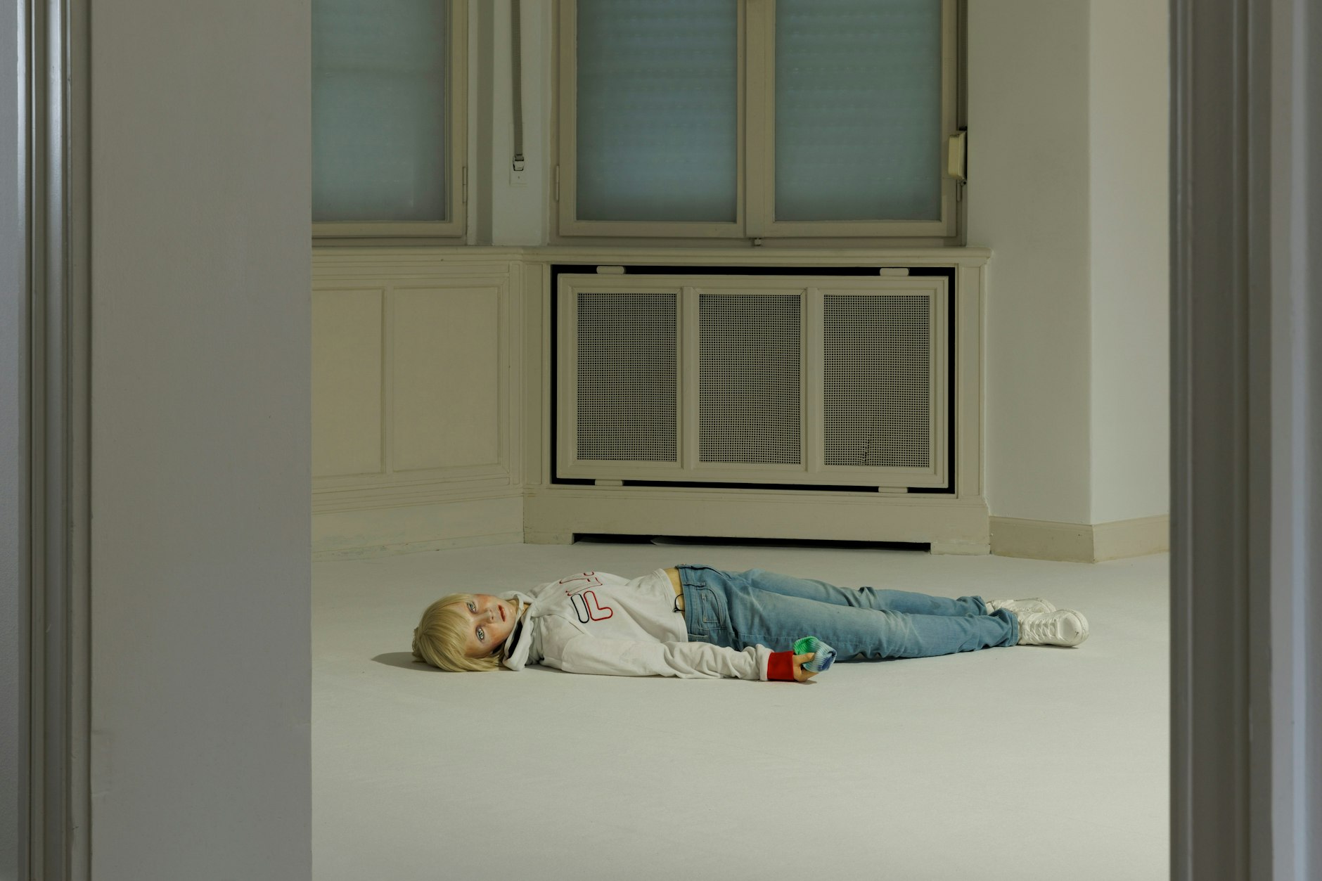 Installationsansicht Gisèle Vienne: „This Causes Consciousness to Fracture – A Puppet Play“, Haus am Waldsee, 2024