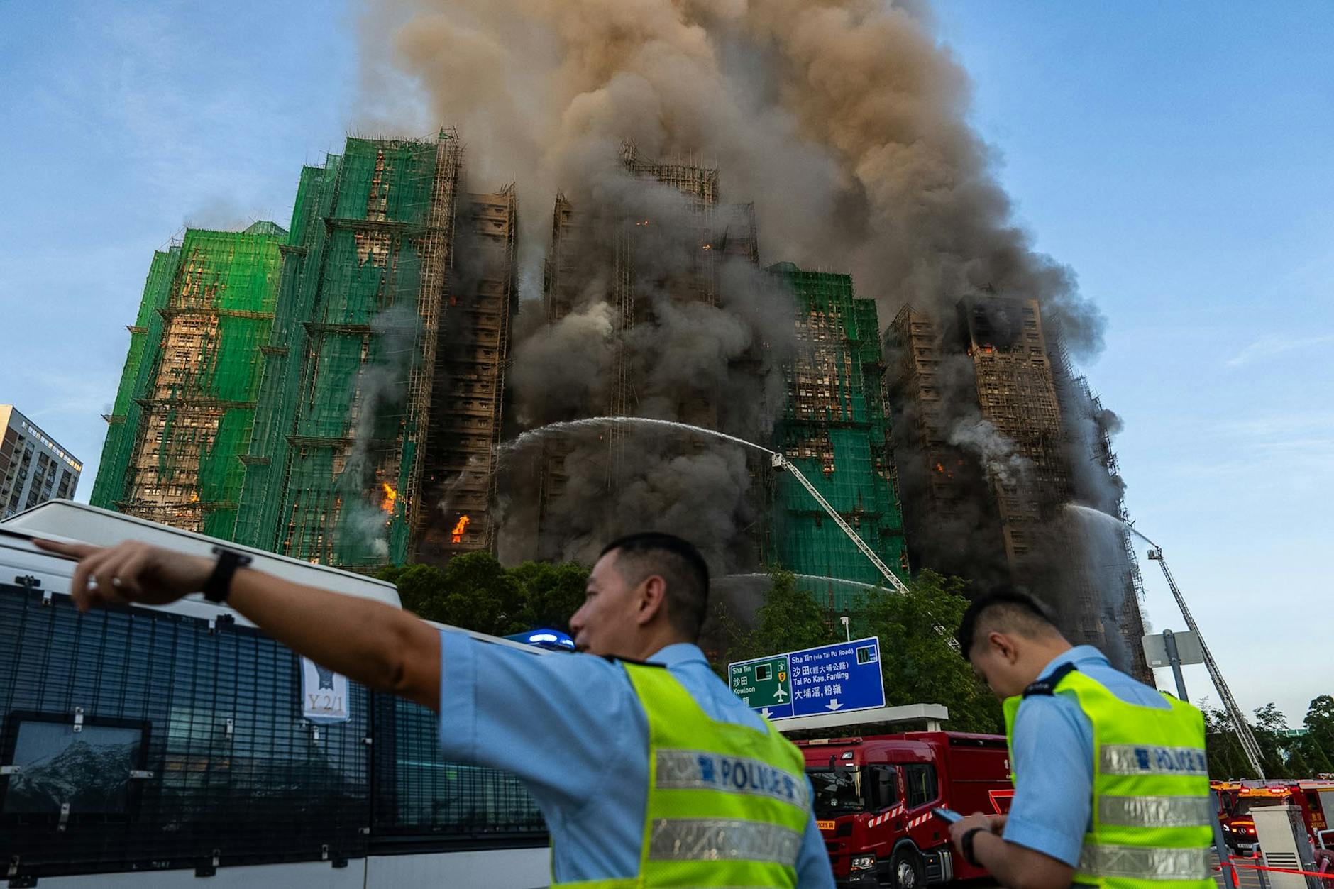 Rettungskräfte an der Brandstelle im Wang Fuk Court, einer Wohnanlage in Hongkong.