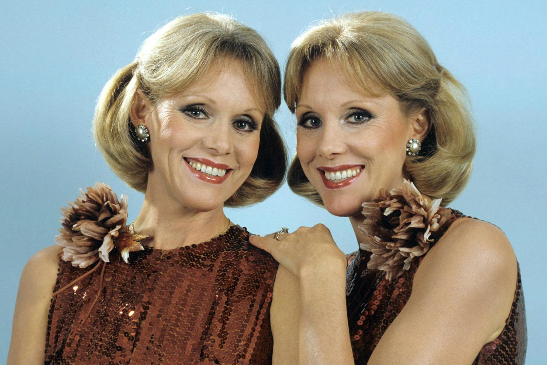 Die Kessler-Zwillinge starteten schon als junge Frauen in die große Karriere, eroberten gemeinsam die Bühnen der Welt. Ihr Abschied fällt nun still und einsam aus.