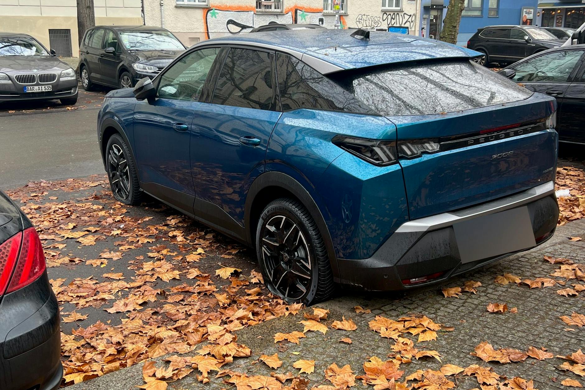 Auch dieser Peugeot am Kollwitzplatz wurde Opfer von Chaoten.