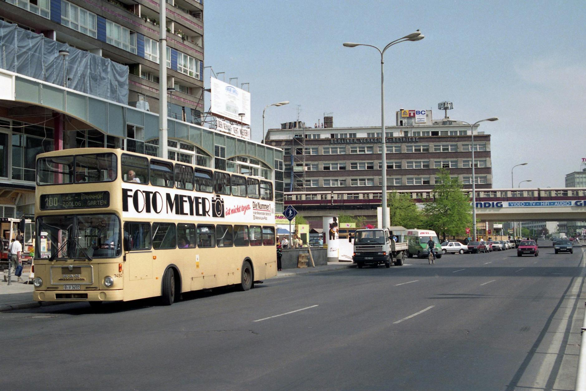 Als grenzüberschreitende Linie wurde der 100 Bus von Fahrern aus beiden ehemaligen Verkehrsbetrieben (BVG und BVB) gefahren