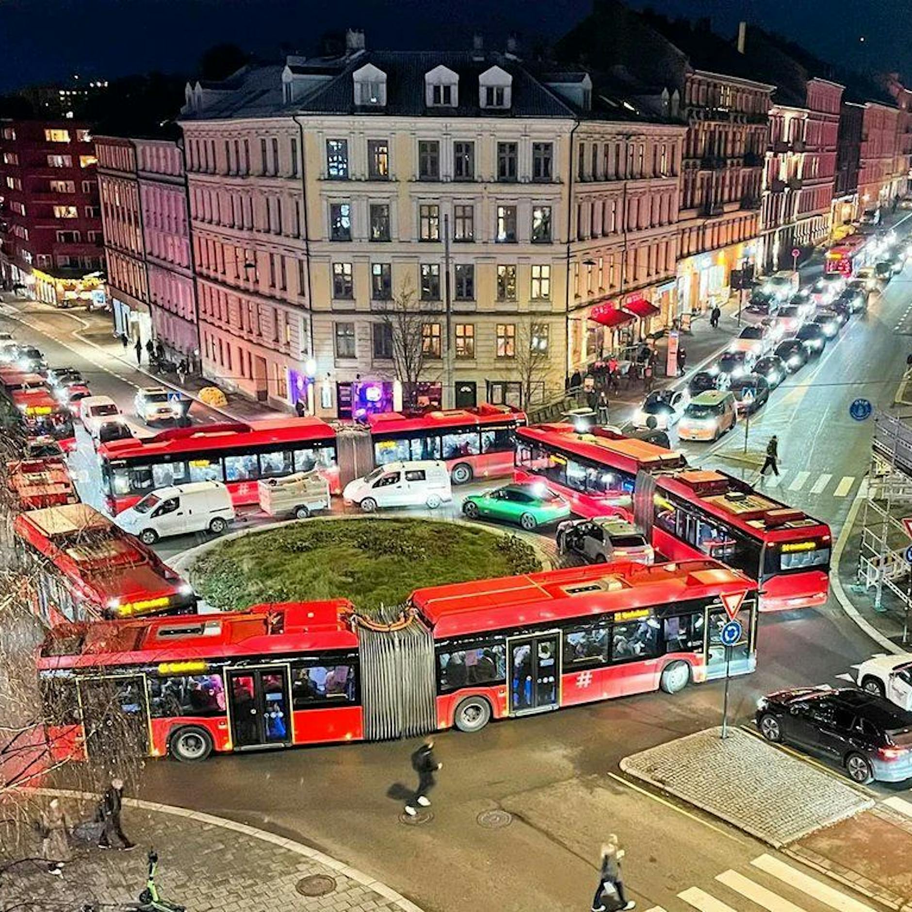 Chaos in Oslo: Wie vier Busse sich im Kreisverkehr verkeilten!