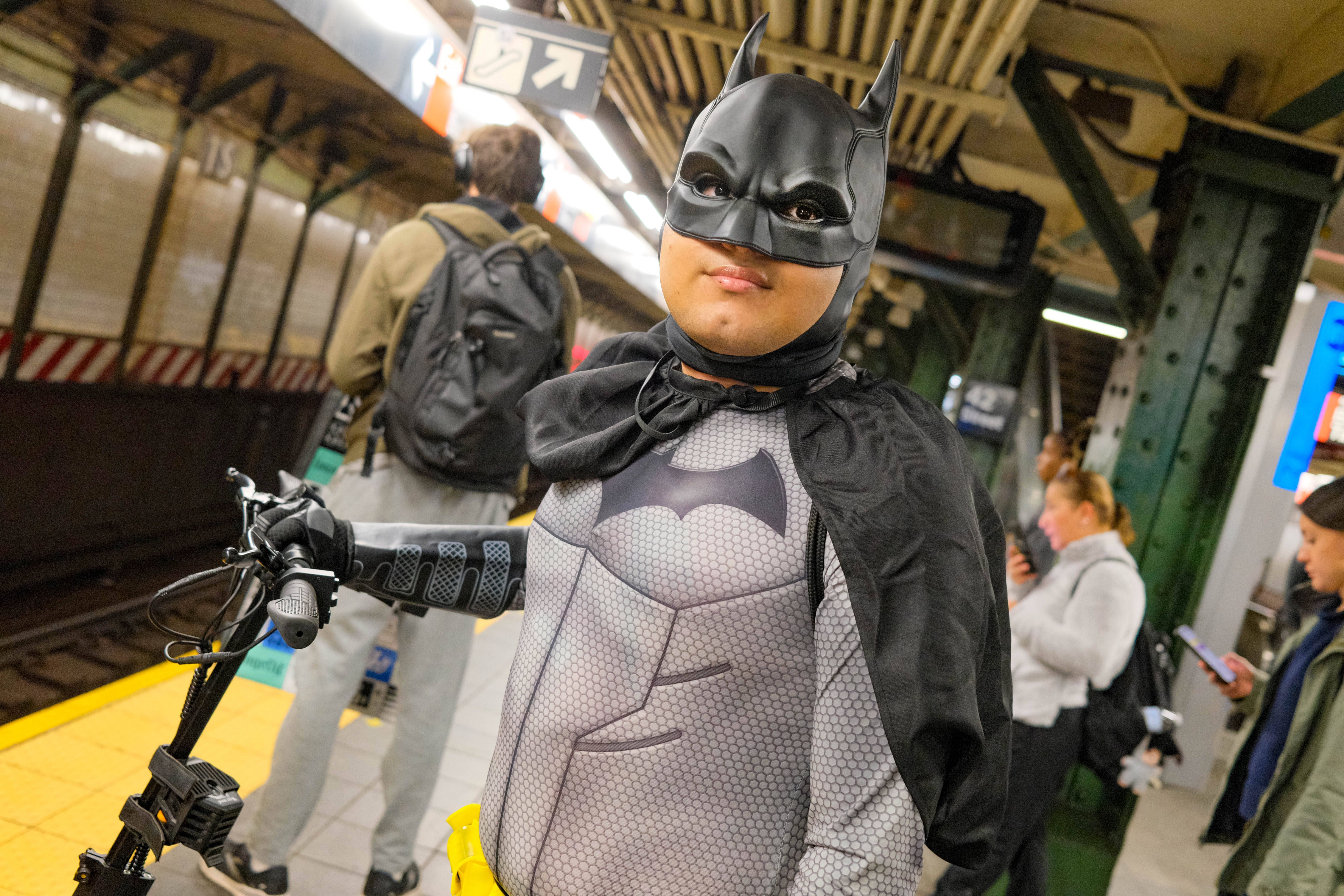 Image - Unerwartete Begegnung mit Batman macht Fahrgäste in der U-Bahn freundlicher