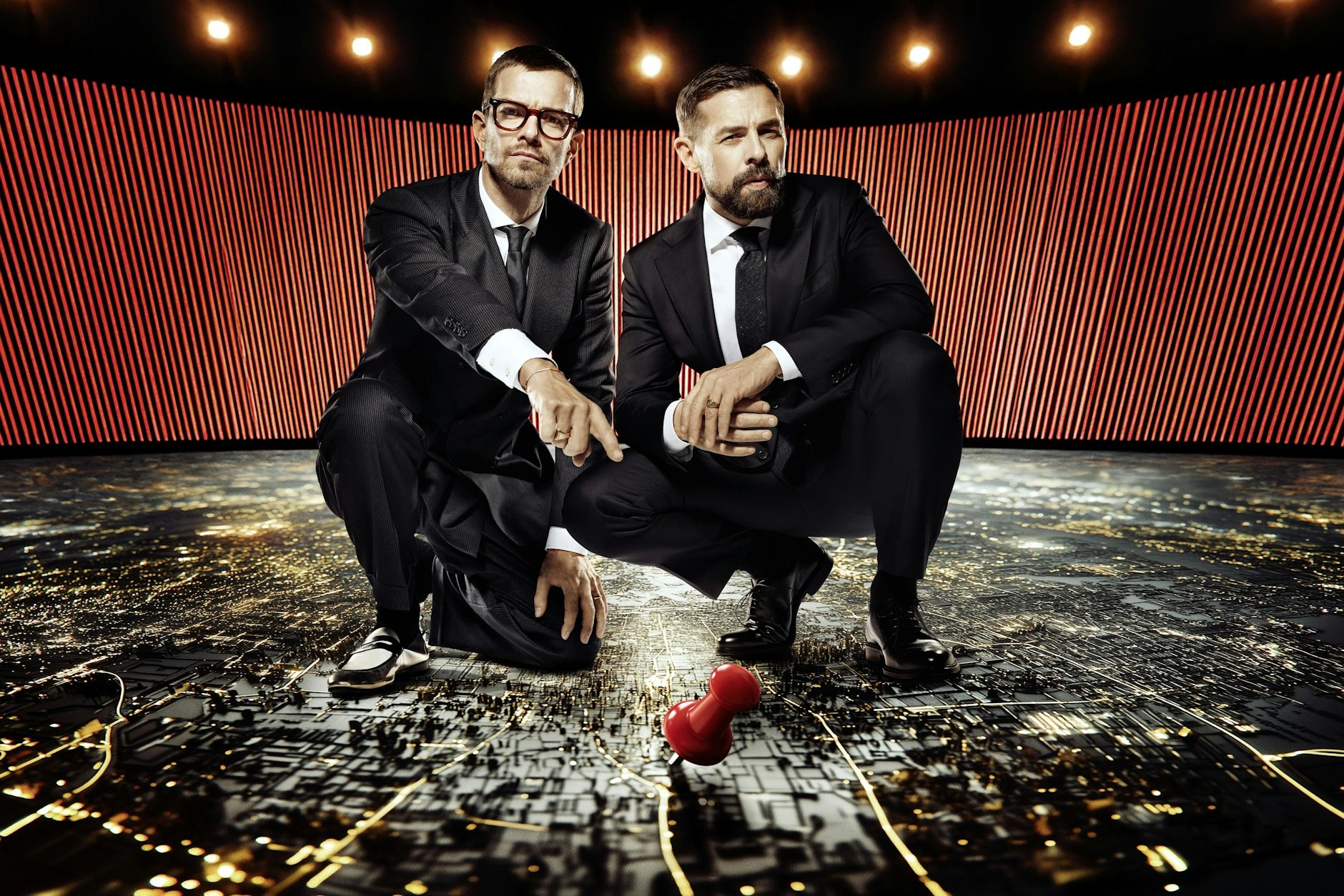 Joko Winterscheidt und Klaas Heufer-Umlauf wagen immer wieder besondere TV-Experimente. Aktuell feiern sie unter anderem Erfolge mit ihrer Sendung Ein sehr gutes Quiz mit hoher Gewinnsumme.