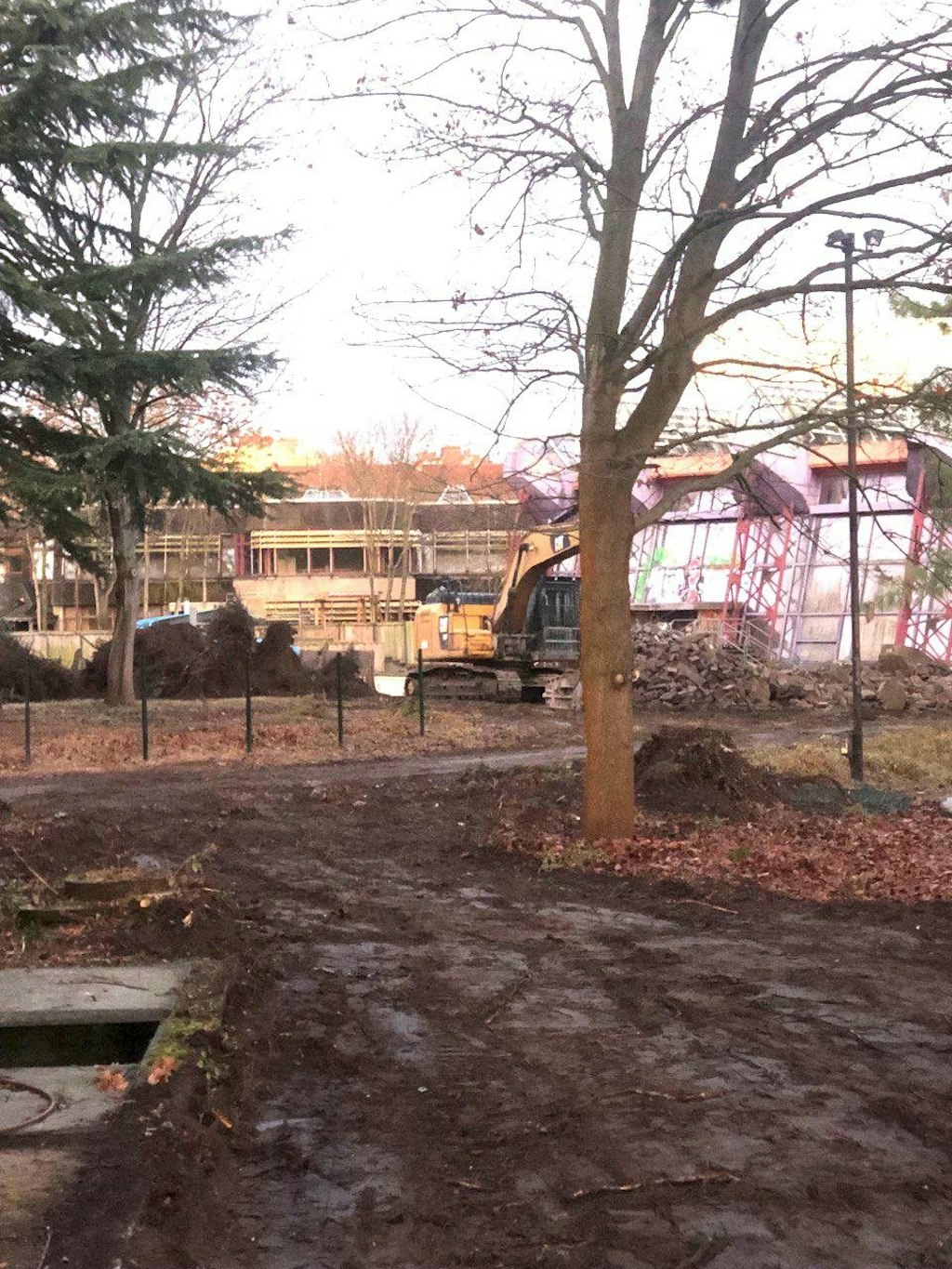 Abriss-des-DDR-Spa-bads-hat-begonnen-Bagger-greift-SEZ-an-