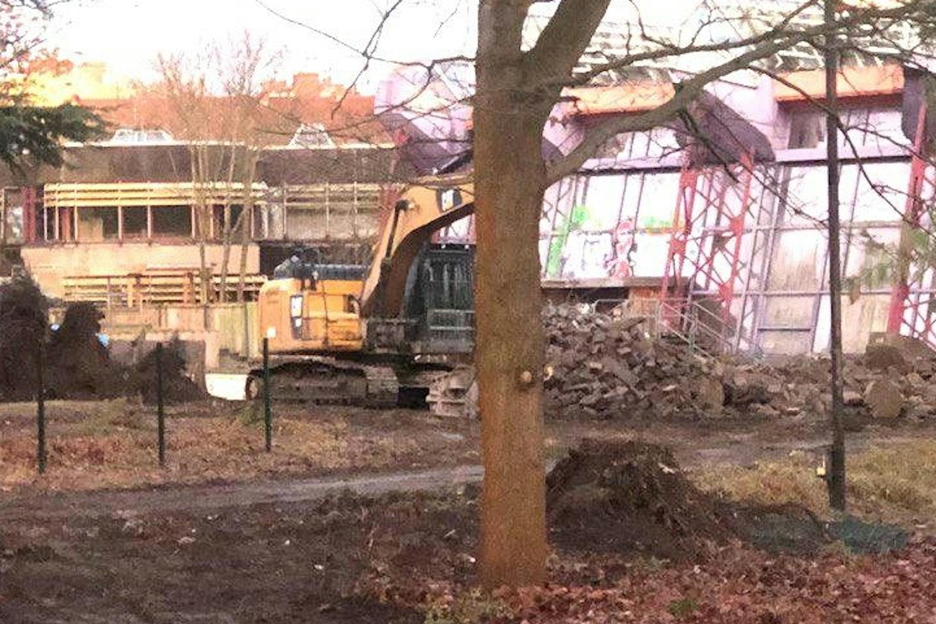 Abriss des DDR-Spaßbads hat begonnen: Bagger greift SEZ an!