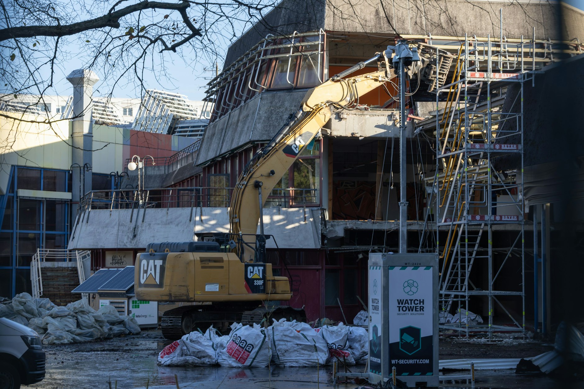 Die Abrissarbeiten am Gebäude des SEZ haben begonnen.