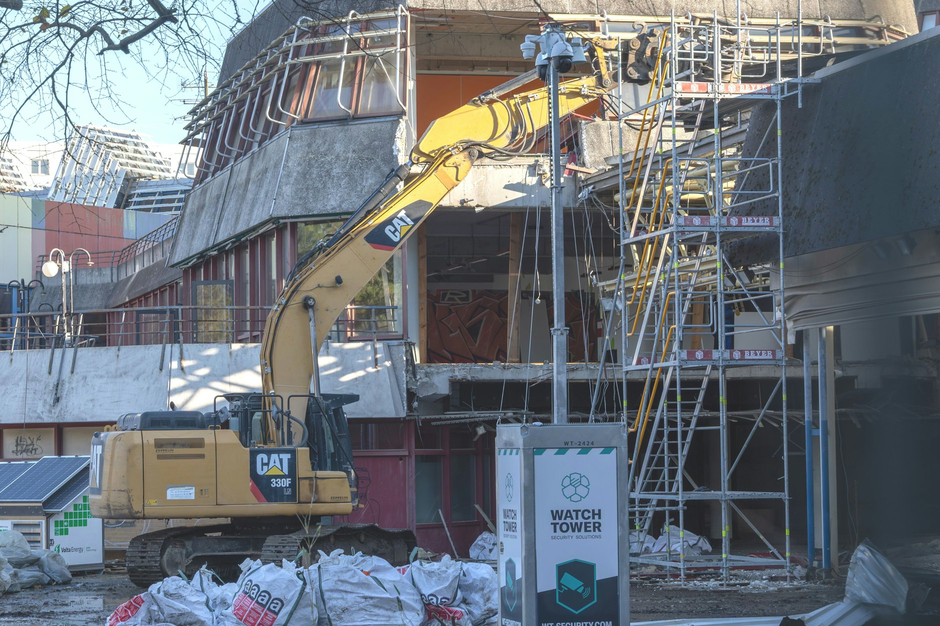 Der Bagger reißt Teile von der Fassade des DDR-Spaßbades SEZ ab. Das sei doch noch kein Abriss, heißt es jetzt offiziell.