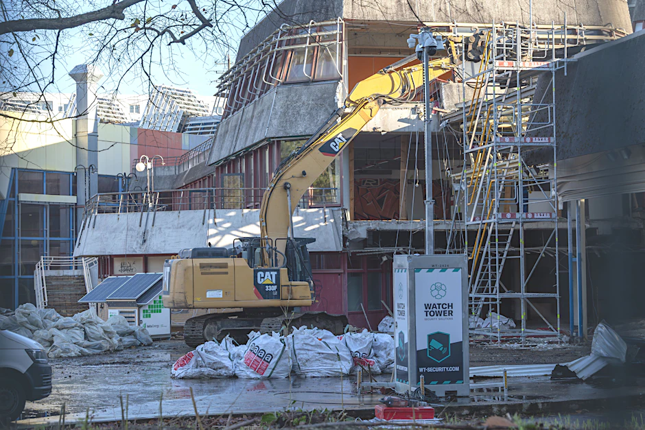 Ein Bagger reißt Teile der Fassade des DDR-Spaßbades SEZ ab. Das sei doch noch kein Abriss, heißt es jetzt offiziell.