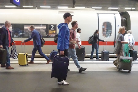 Dezember bringt Neuerungen: So ändern sich Bahnpreise und Renten!