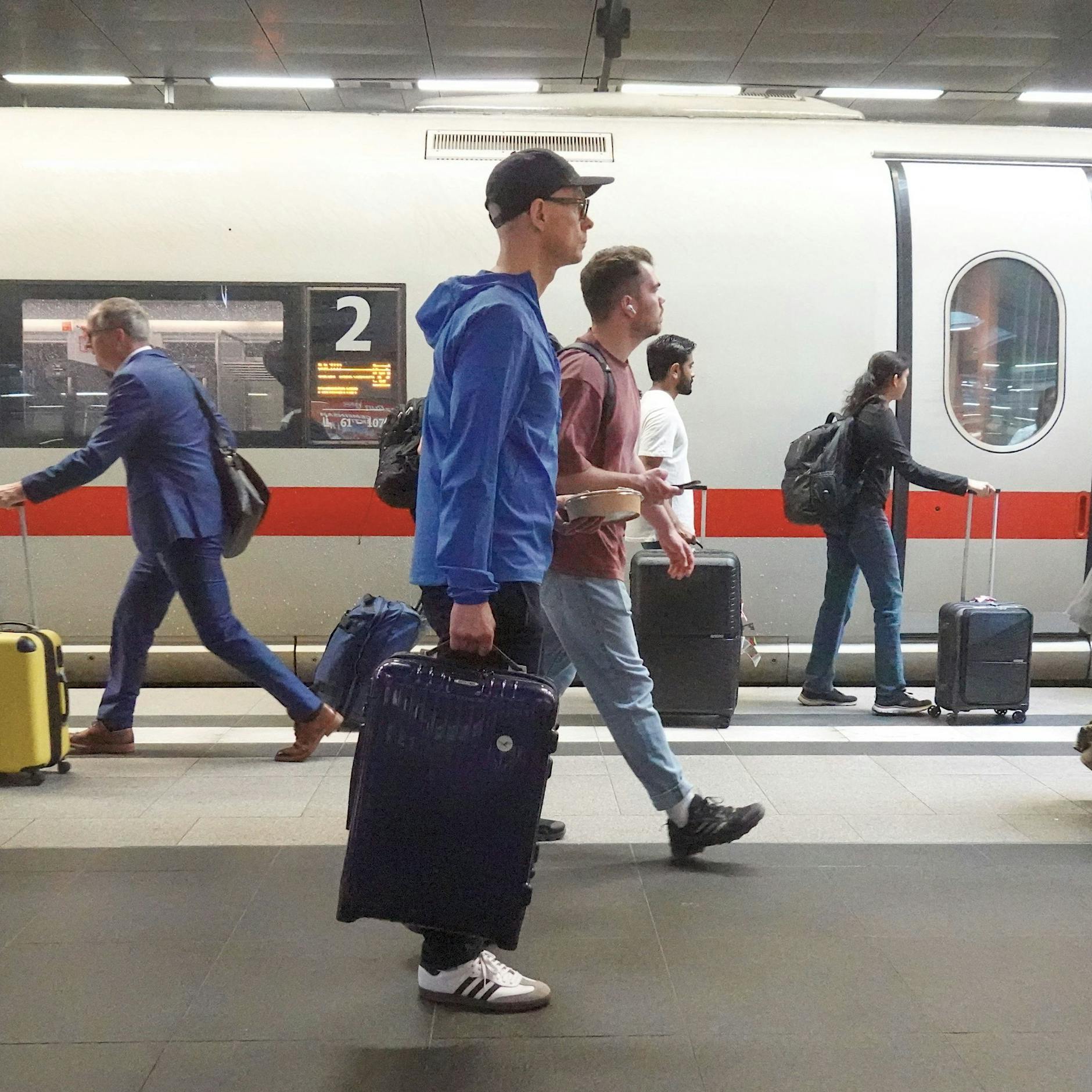 Dezember bringt Neuerungen: So ändern sich Bahnpreise und Renten!