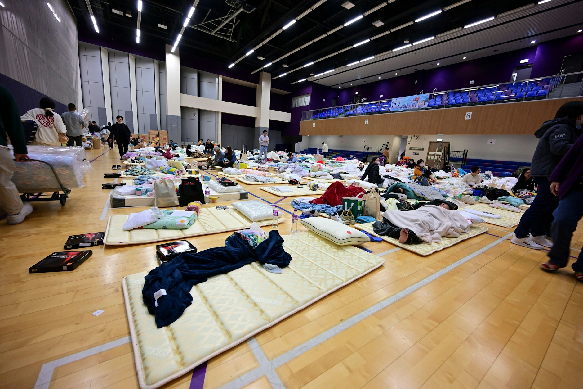 900 Bewohner des brennenden Hochhauskomplexes verbrachten die Nacht in Notunterkünften. 