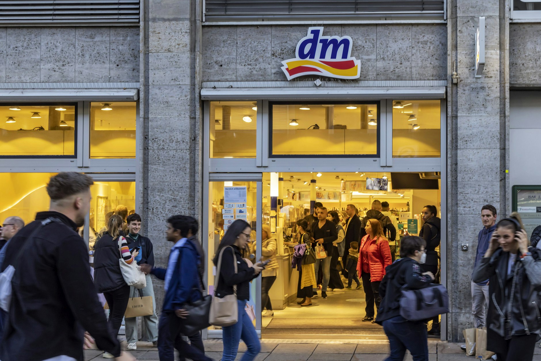 Die Drogeriekette dm steht derzeit wegen einer Brandmauer-Debatte unter Druck.