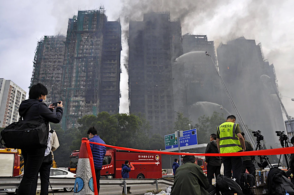 Rauch steigt aus einer Wohnanlage in Hongkong auf.