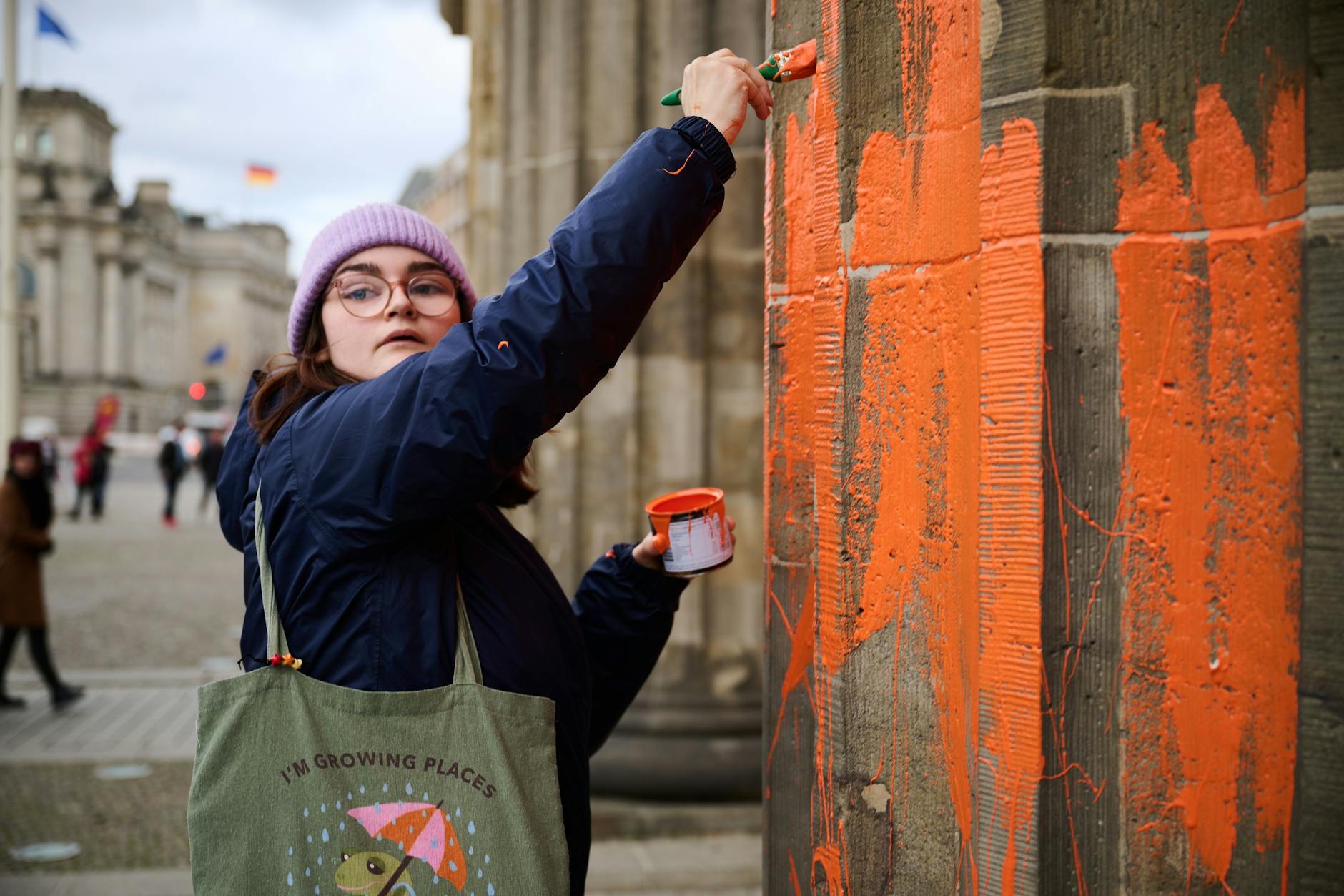 Im November 2023 bemalte Lilli Gomez auch das Brandenburger Tor.