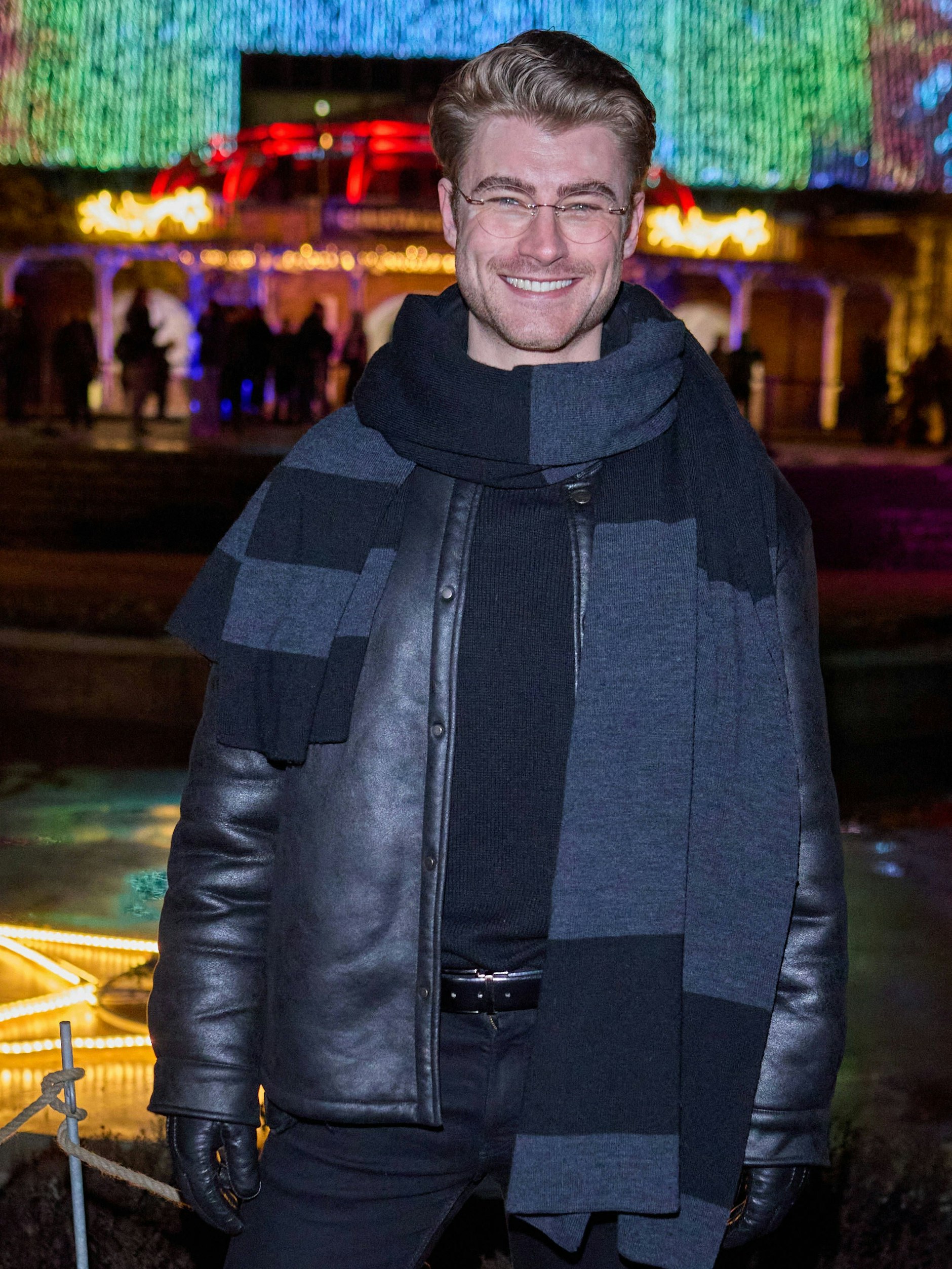 Auch Model Linus Weber hilft beim Tütenpacken.