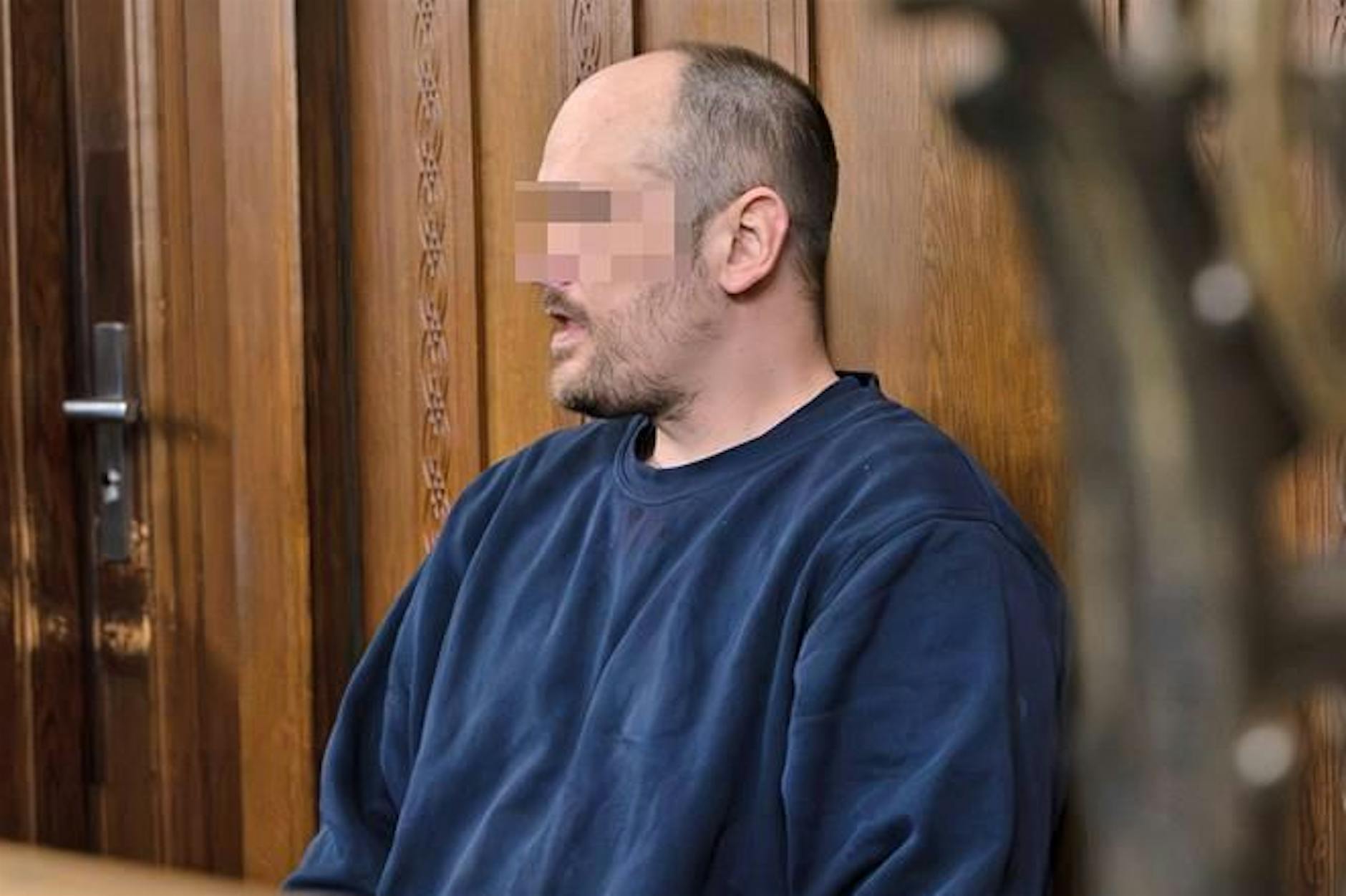 Schockmoment in Berlin: Pöbler schubst Kinderwagen auf die Straße!