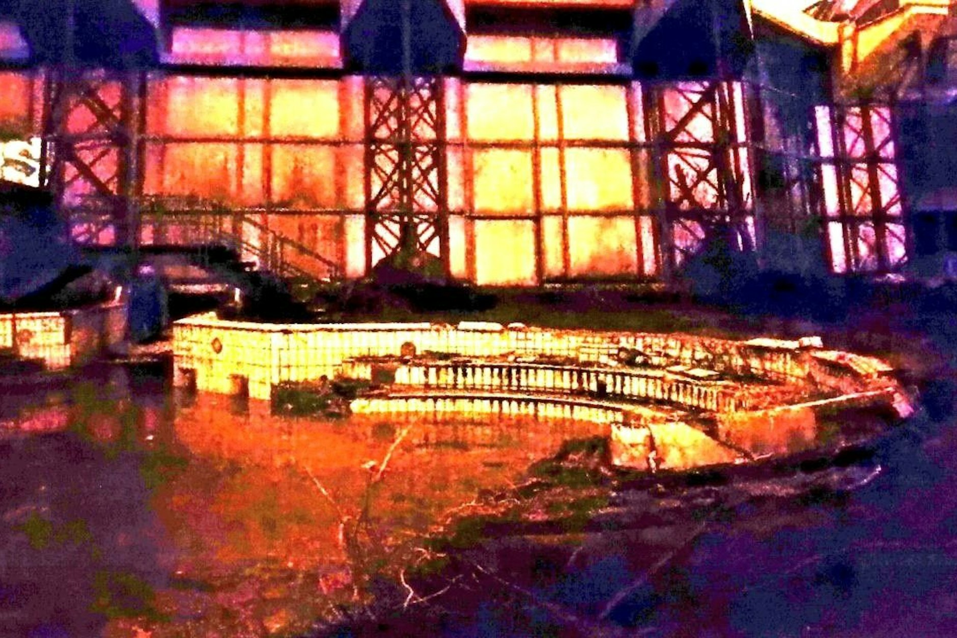 Foto vom Mittwoch-Abend: Ein Drittel des Außenbeckens am SEZ ist schon verschwunden.