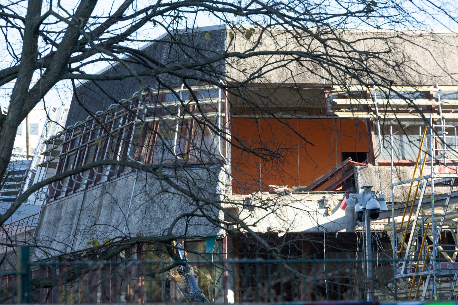 Abrissarbeiten am Gebäude des SEZ: Auch erste Wandteile werden schon herausgebrochen.