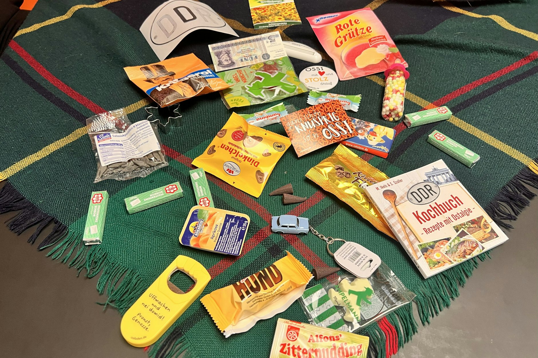 Die Ausbeute: Im Adventskalender zur DDR stecken viele spannende Ostprodukte, aber auch das eine oder andere Produkt zum Füllen.