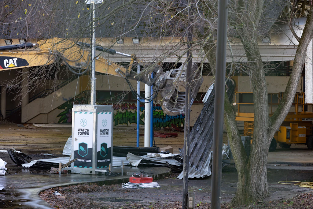 Der SEZ-Abriss: Auch im Innenhof begann der Bagger mit den vorbereitenden Arbeiten.