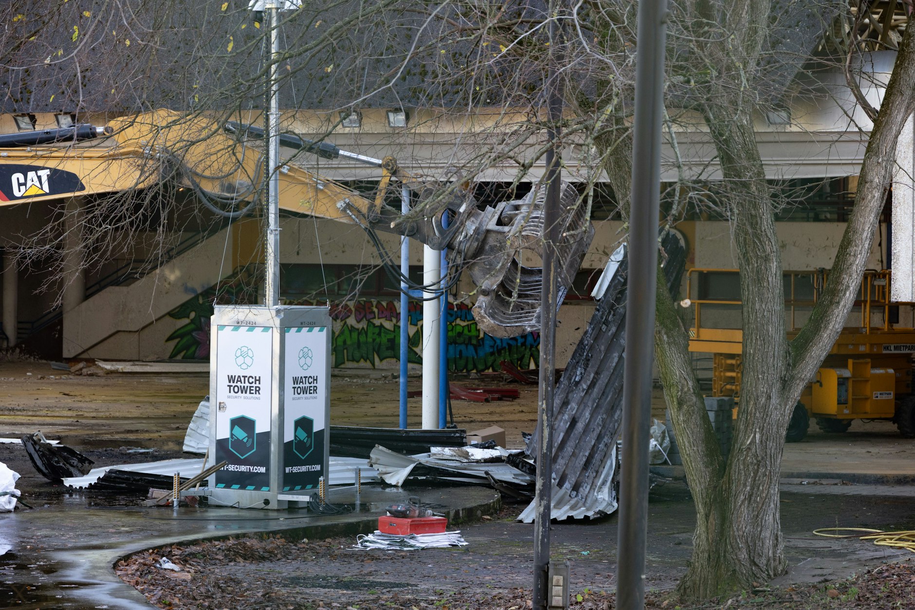 Der SEZ-Abriss: Auch im Innenhof begann der Bagger mit den vorbereitenden Arbeiten.