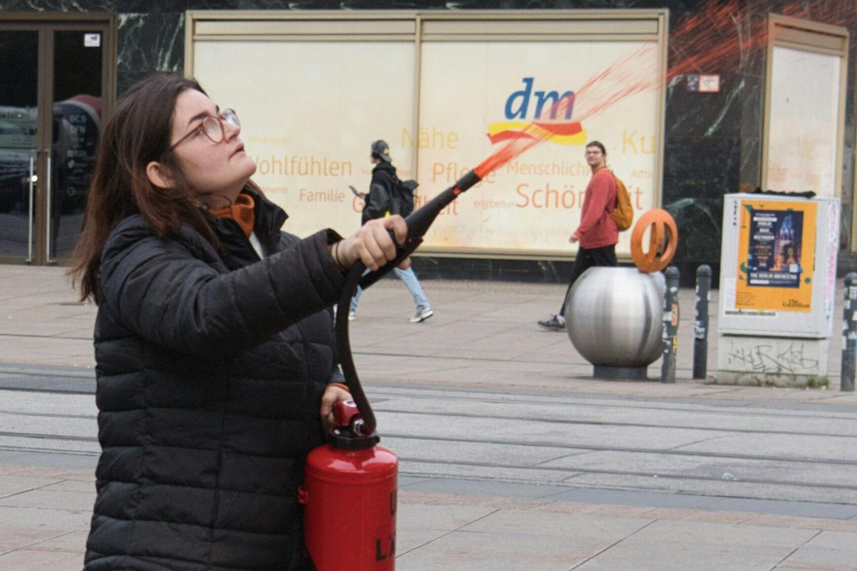 Klima-Lilli in Aktion: Mit einem umgebauten Feuerlöscher besprühte sie im Oktober 2023 die Weltzeituhr am Alexanderplatz mit Farbe.