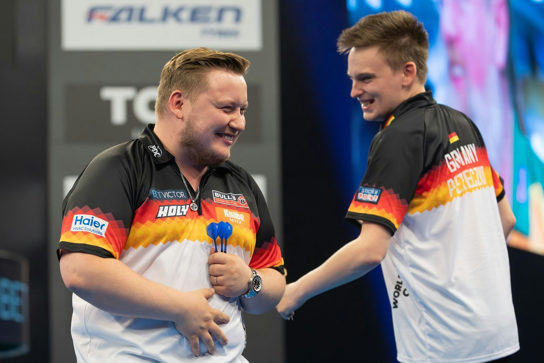 Die deutschen Hoffnungsträger bei der Darts-WM: Martin Schindler (l.) und Ricardo Pietreczko spielten gemeinsam für Deutschland beim World Cup of Darts.