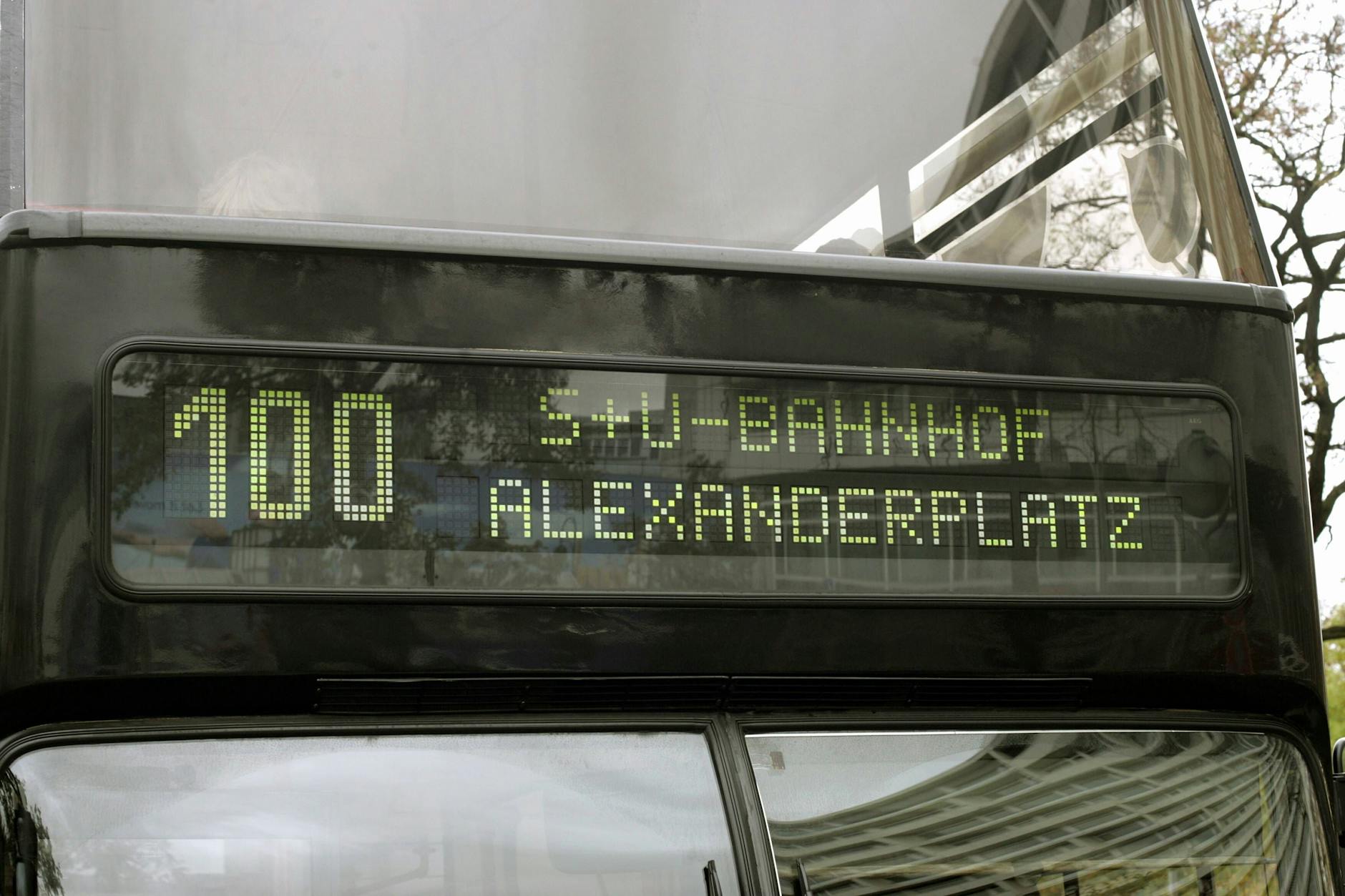 Geht doch! Auf der Anzeigetafel zeigt die Buslinie das korrekte Fahrziel Alexanderplatz.