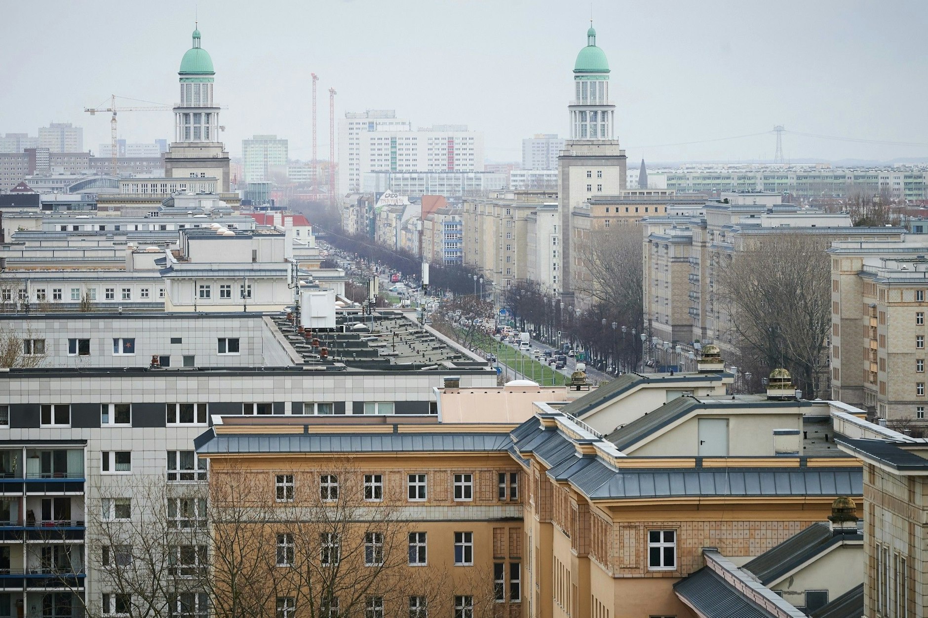 Blick auf die Karl-Marx-Allee in Friedrichshain. Einst gab es an der Magistrale viele günstige Wohnungen. Doch das Geschäft mit dem möblierten Wohnen auf Zeit treibt die Preise nach oben.
