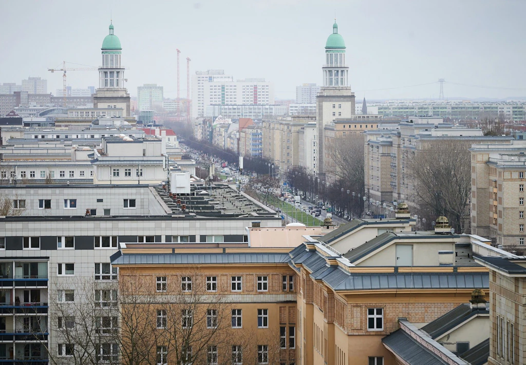 „Möblierte Wohnungen zu Mondpreisen“ – Friedrichshain-Kreuzberg attackiert Vermieter