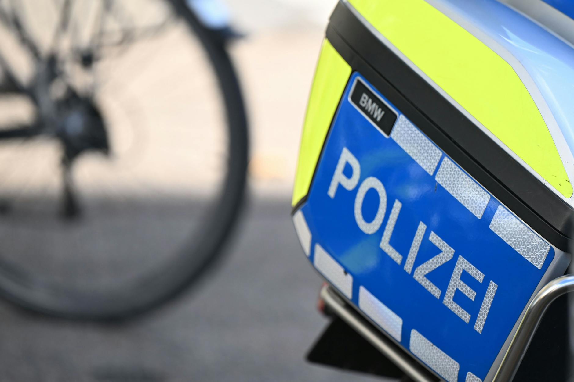 Die Polizei konnte rund eine Woche nach dem Unfall den Fahrer des Transporters ermitteln (Symbolfoto).