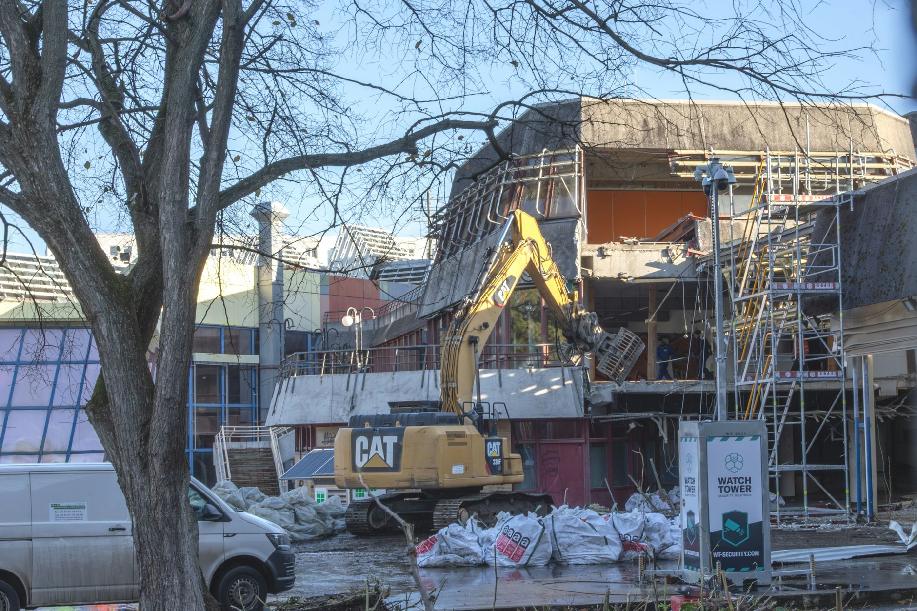 Die Abrissarbeiten am Gebäude des SEZ haben begonnen. Im Innenhof beginnt ein Abrissbagger mit den Arbeiten.