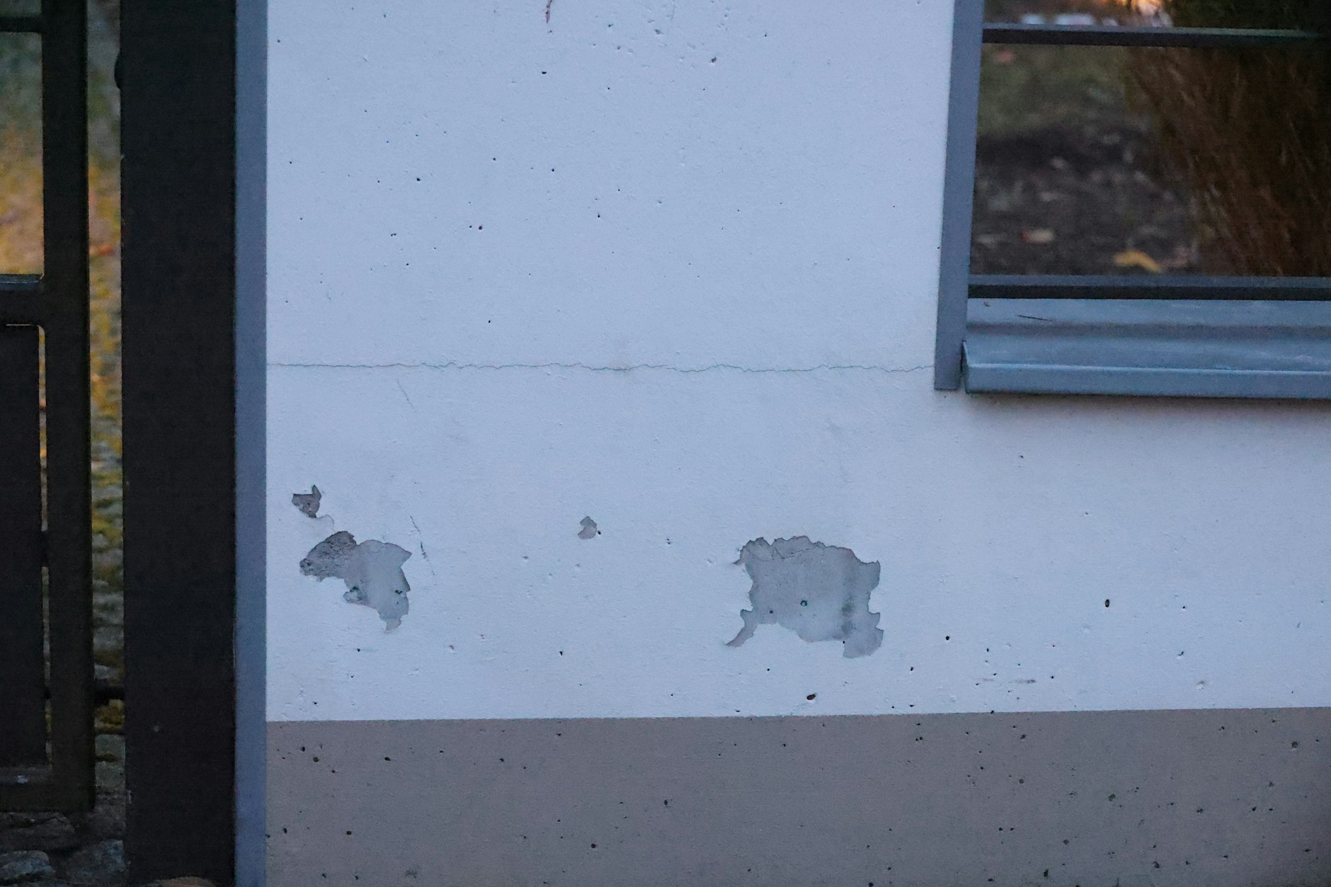 Nach den Schüssen auf ein Wohnhaus in Frohnau wurden sichtbare Einschusslöcher gefunden.