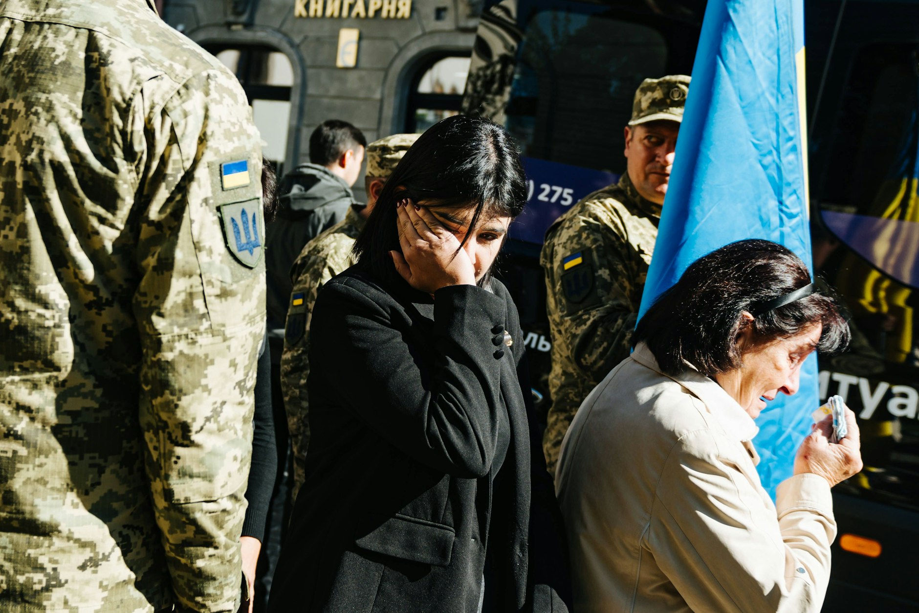 Freunde, Verwandte und Kollegen nehmen in Lwiw Abschied von einem gefallenen ukrainischen Soldaten.