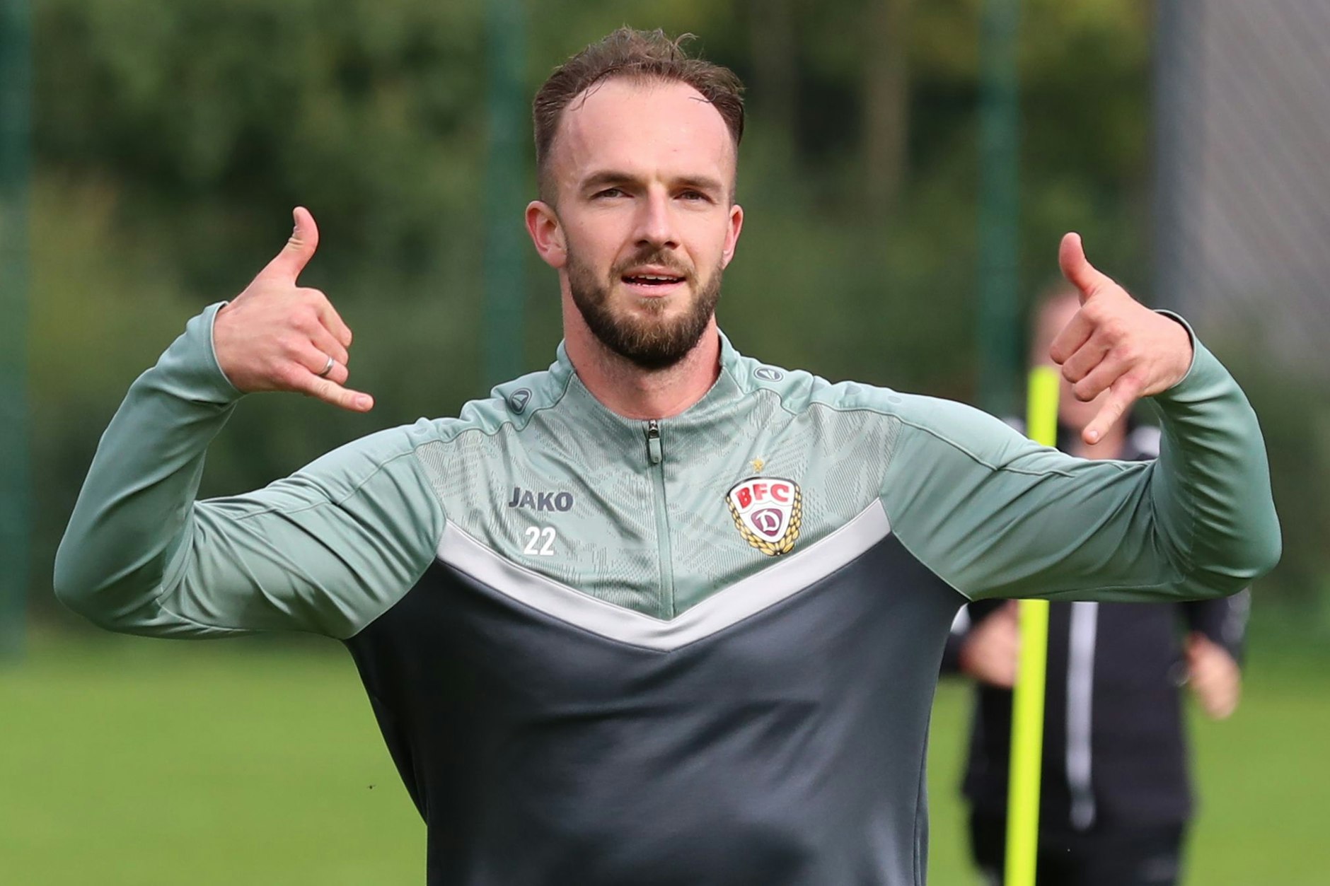 Beide Daumen hoch: Tobias Gunte, Abwehrchef des BFC Dynamo, will alles für einen Erfolg beim Chemnitzer FC geben.