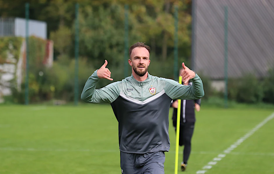 Beide Daumen hoch: Tobias Gunte, Abwehrchef des BFC Dynamo, will alles für einen Erfolg beim Chemnitzer FC geben.