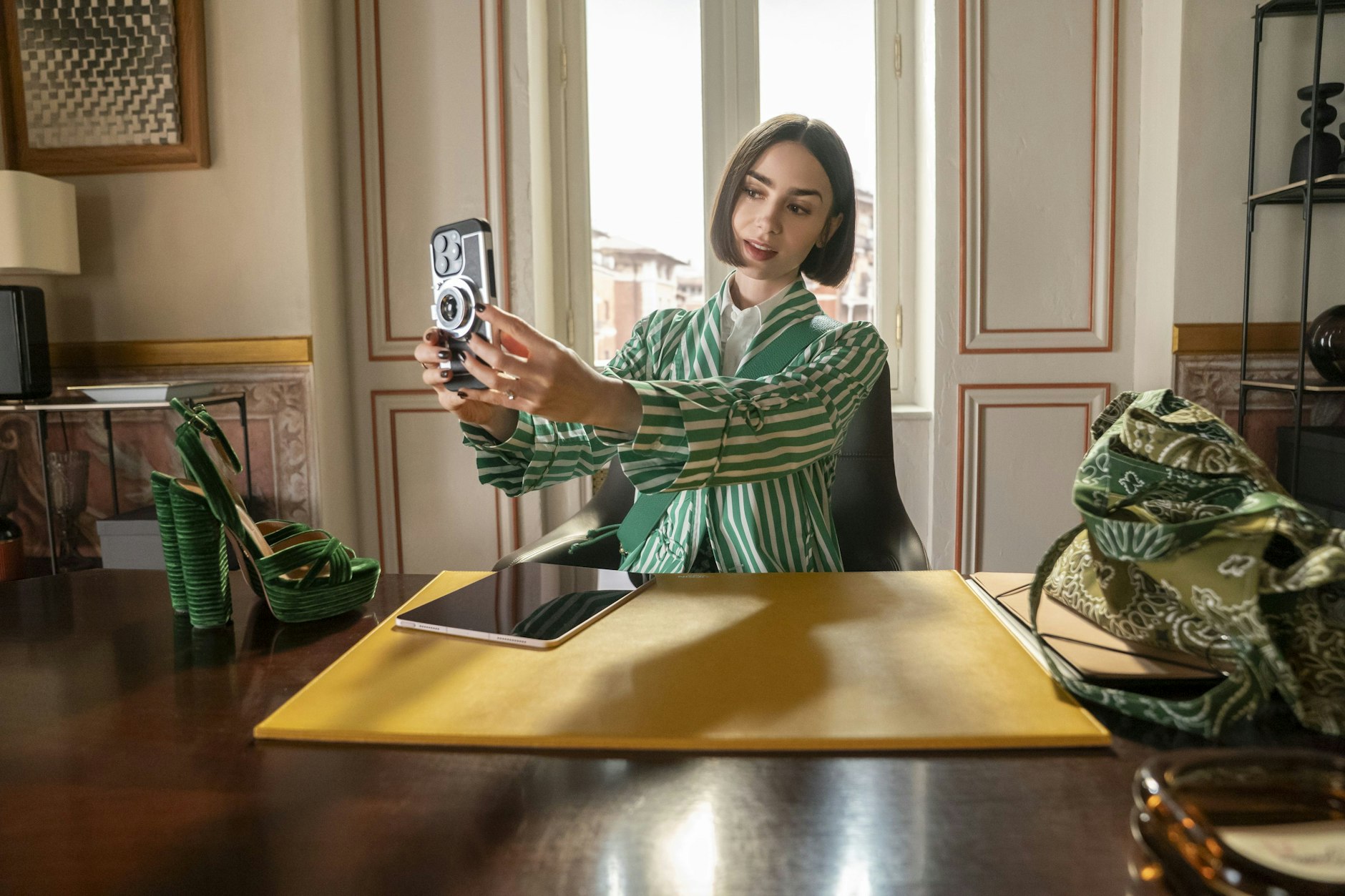 Lily Collins in „Emily In Paris“. Fans haben schon sehnsüchtig auf die fünfte Staffel gewartet.