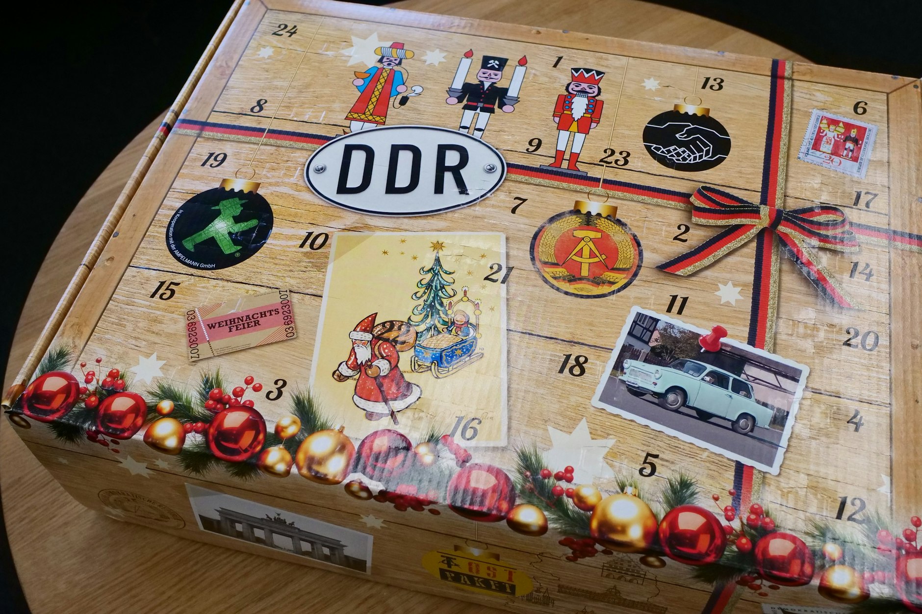 Der Adventskalender zur DDR kostet rund 40 Euro, ist im Internet erhältlich. Aber: Was verbirgt sich hinter den Türchen – und wie viel Osten steckt in der Kiste?