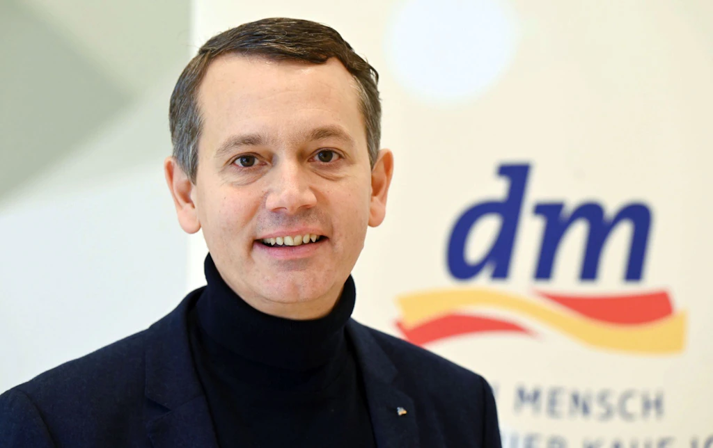 dm unter Druck: Kunden verlangen klare Abgrenzung zur AfD!